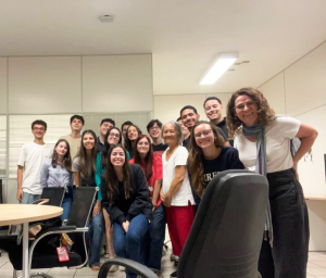 Na última quinta-feira, 11 de abril de 2025, aconteceu o primeiro encontro do NEDIPI (Núcleo de Estudos e Divulgação Científica sobre Direitos dos Povos Indígenas), um espaço de diálogo, estudo e troca sobre os direitos dos Povos Indígenas no Brasil e no cenário internacional. O encontro contou com a apresentação dos integrantes, organização das leituras e definição do cronograma de encontros temáticos que acontecerão ao longo do semestre